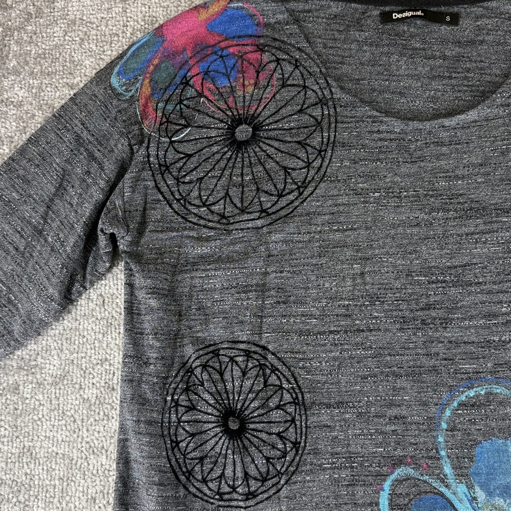 Desigual Gray Floral 1/2 Long Sleeve Top Blouse Shirt Womens S Asymmetrical Boho - Picture 4 of 11